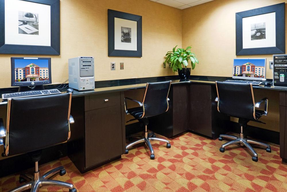 Holiday Inn Express Hotel & Suites Columbia-Fort Jackson By Ihg Exterior foto